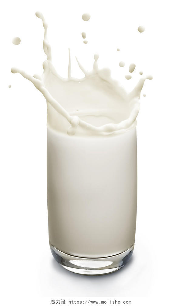 白色背景下杯子里飞溅的牛奶